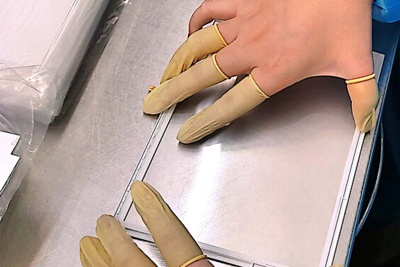 Ligne de production 24 Assembler la plaque de guidage de la lumière