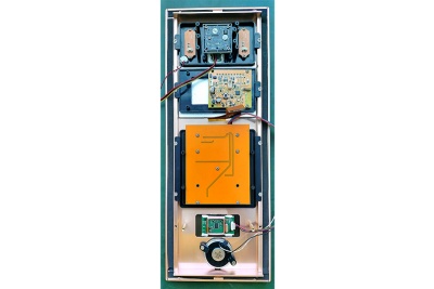 Ligne de production 76 Installer la plaque de brosse et verrouiller la corne