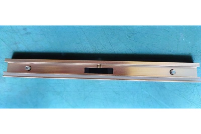 Ligne de production 66 Installer le joint d'étanchéité sur le bord supérieur