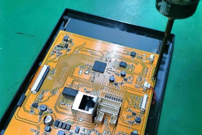 Ligne de production 61 Verrouiller la carte mère et installer le microphone